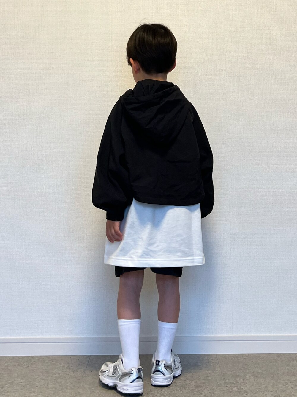 ホワイト系のスニーカー、ブラック系のカーゴパンツ、ホワイト系のTシャツ/カットソーを着用したキッズの春コーディネートの4枚目の写真