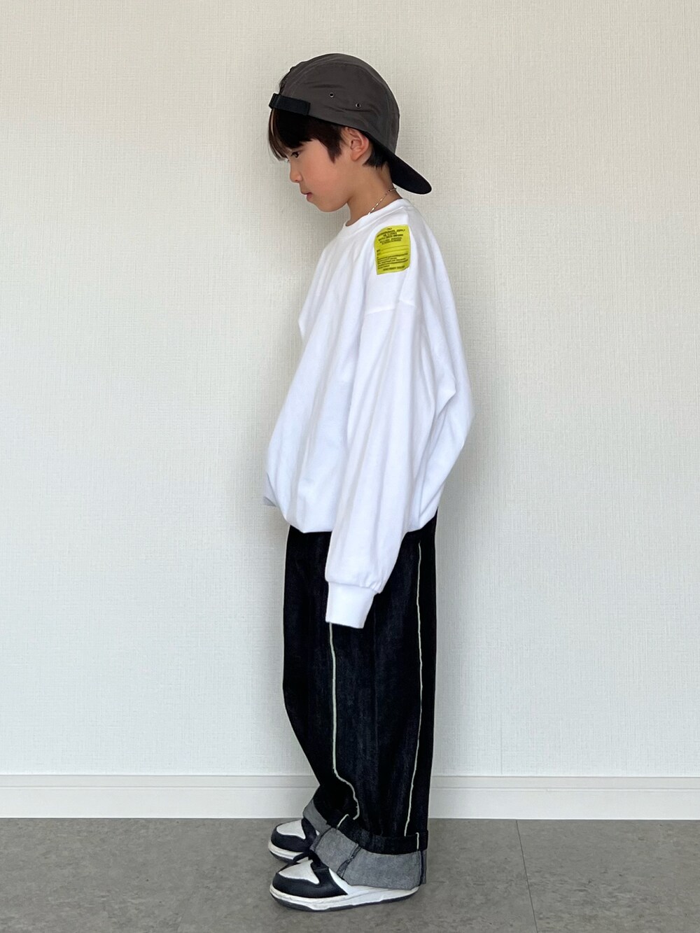 その他のトップス、ホワイト系のTシャツ/カットソー、ブラック系のデニムパンツを着用したキッズの春コーディネートの4枚目の写真