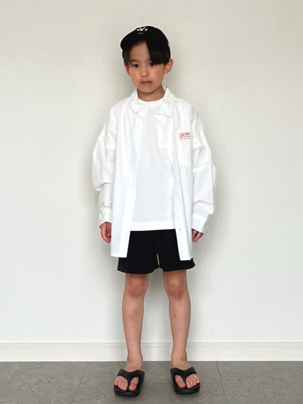 ホワイト系のTシャツ/カットソー、ホワイト系のシャツ/ブラウス、ブラック系のサンダルを着用したキッズの春コーディネートの3枚目の写真