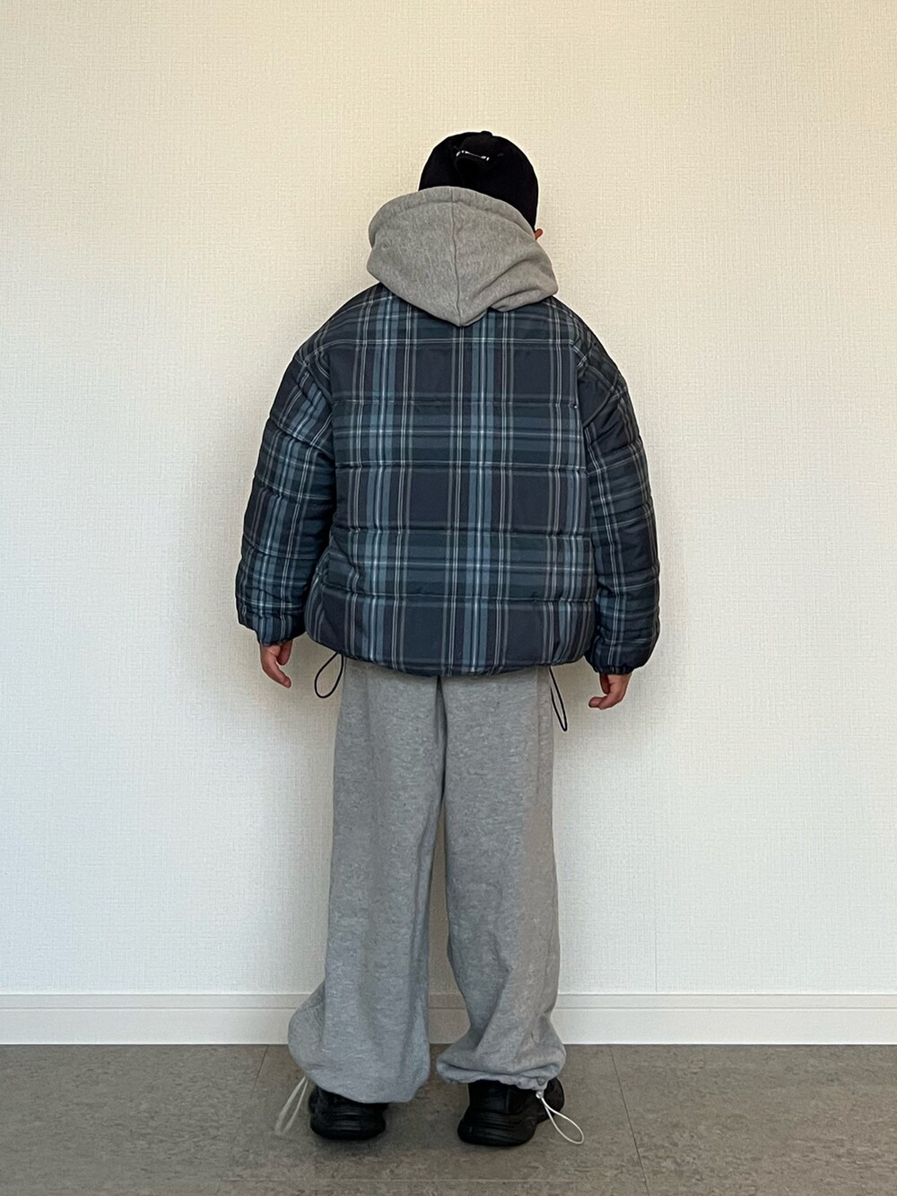 ブラック系のスニーカー、グレー系のスウェットパンツ、グレー系のパーカーを着用したキッズの冬コーディネートの4枚目の写真