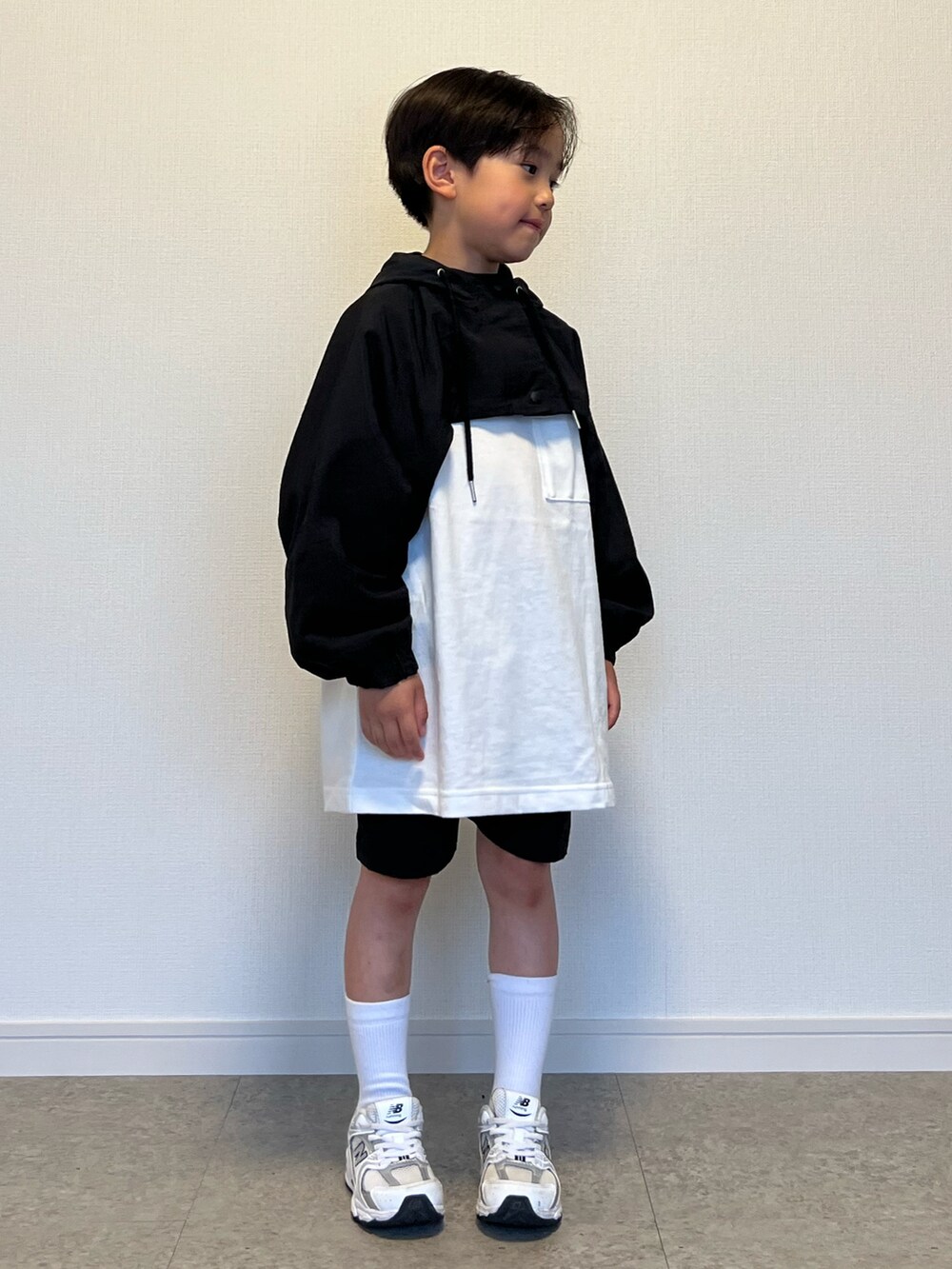 ホワイト系のスニーカー、ブラック系のカーゴパンツ、ホワイト系のTシャツ/カットソーを着用したキッズの春コーディネートの2枚目の写真