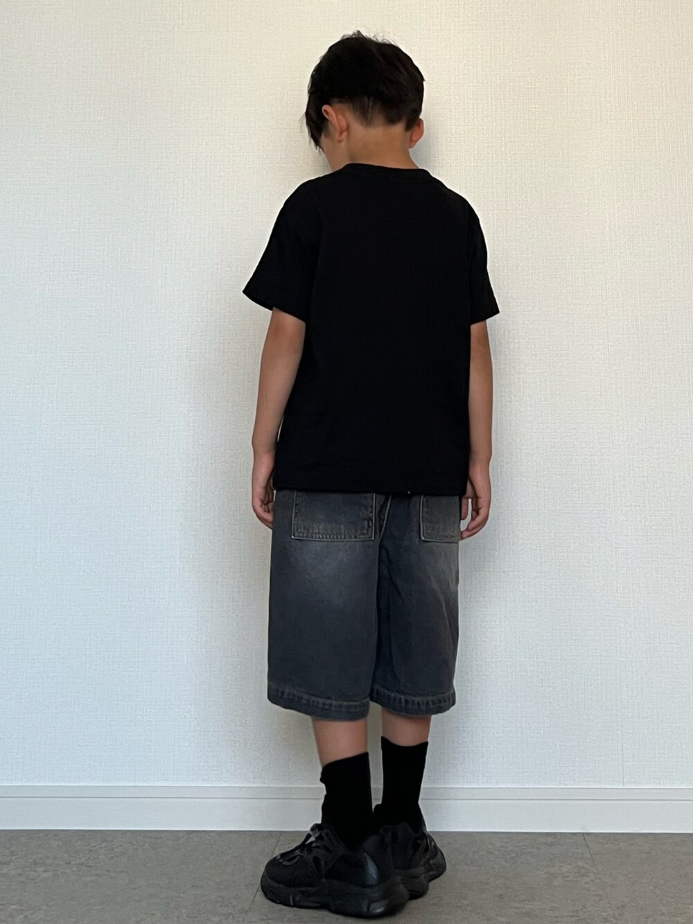 ブラック系のTシャツ/カットソー、グレー系のデニムパンツ、ブラック系のスニーカーを着用したキッズの夏コーディネートの2枚目の写真