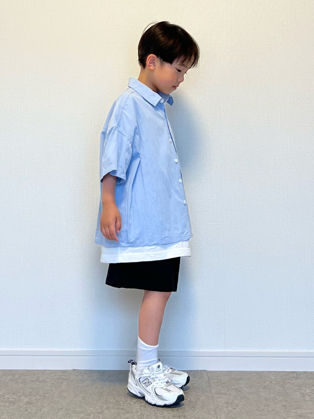 ホワイト系のスニーカー、ブルー系のシャツ/ブラウス、ホワイト系のTシャツ/カットソーを着用したキッズの夏コーディネートの2枚目の写真