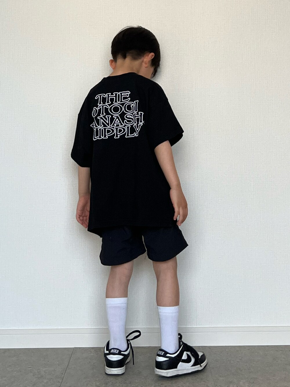 ブラック系のTシャツ/カットソー、ブラック系のその他パンツ、ホワイト系のスニーカーを着用したキッズの春コーディネートの2枚目の写真