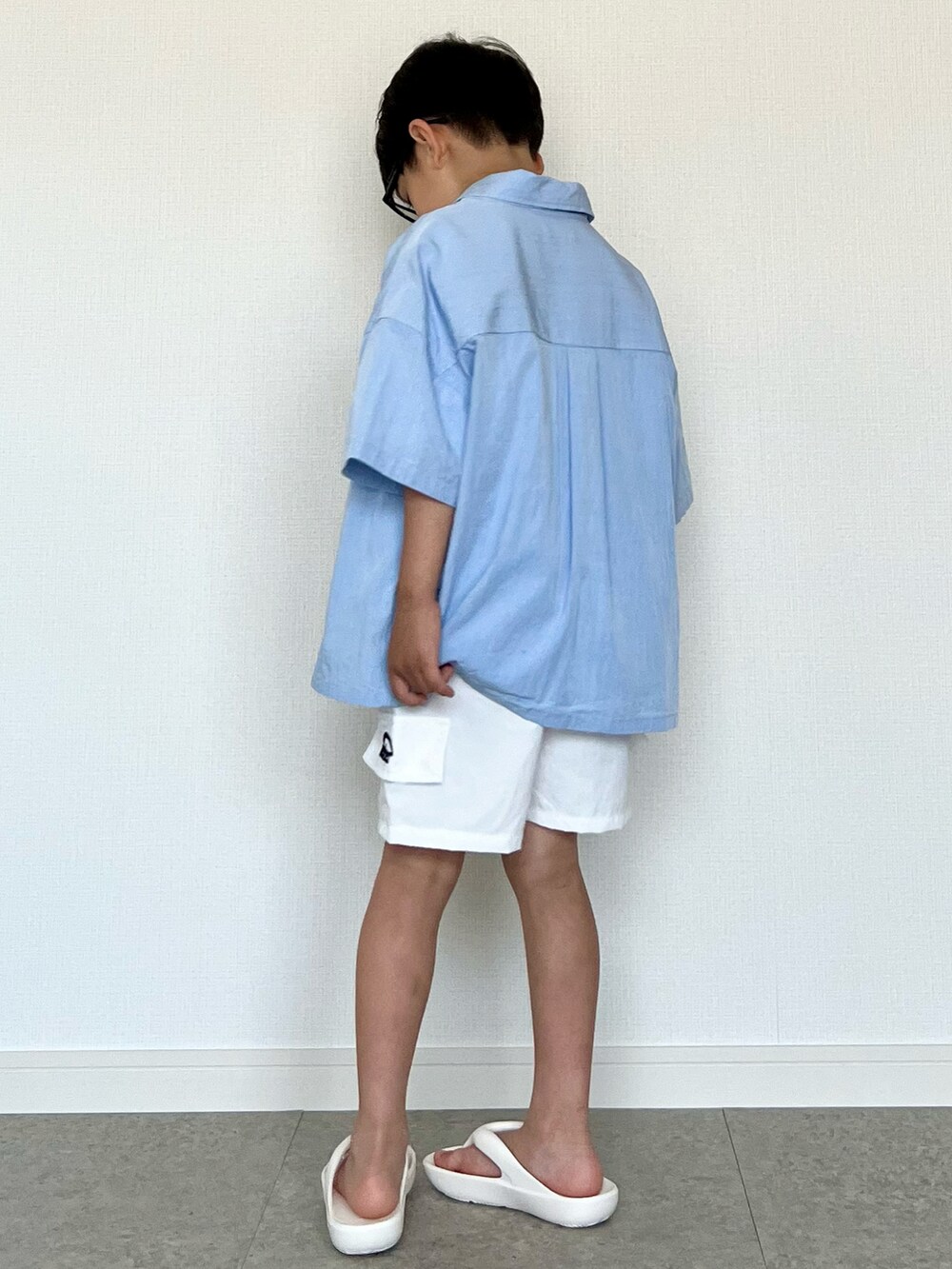 ブルー系のシャツ/ブラウス、ホワイト系のパンツ、ホワイト系のサンダルを着用したキッズの夏コーディネートの3枚目の写真