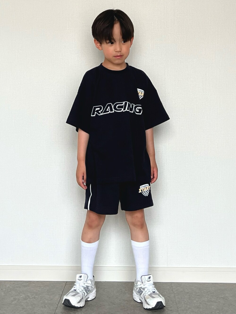 ブルー系のパンツ、ブルー系のTシャツ/カットソー、ホワイト系のスニーカーを着用したキッズの春コーディネートの2枚目の写真