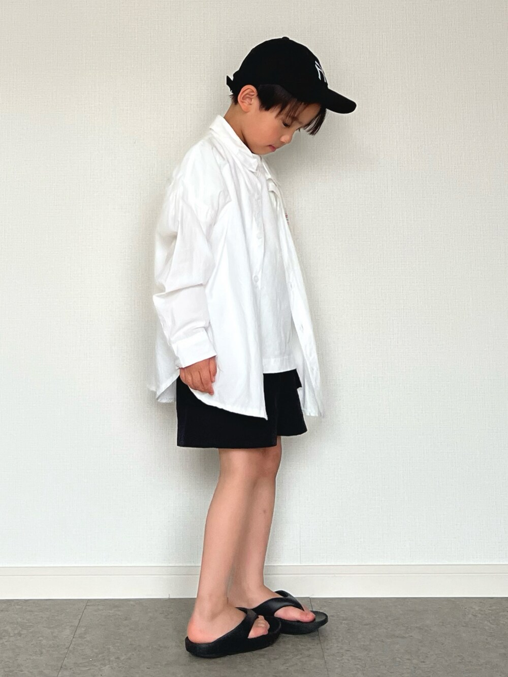 ホワイト系のTシャツ/カットソー、ホワイト系のシャツ/ブラウス、ブラック系のサンダルを着用したキッズの春コーディネートの4枚目の写真