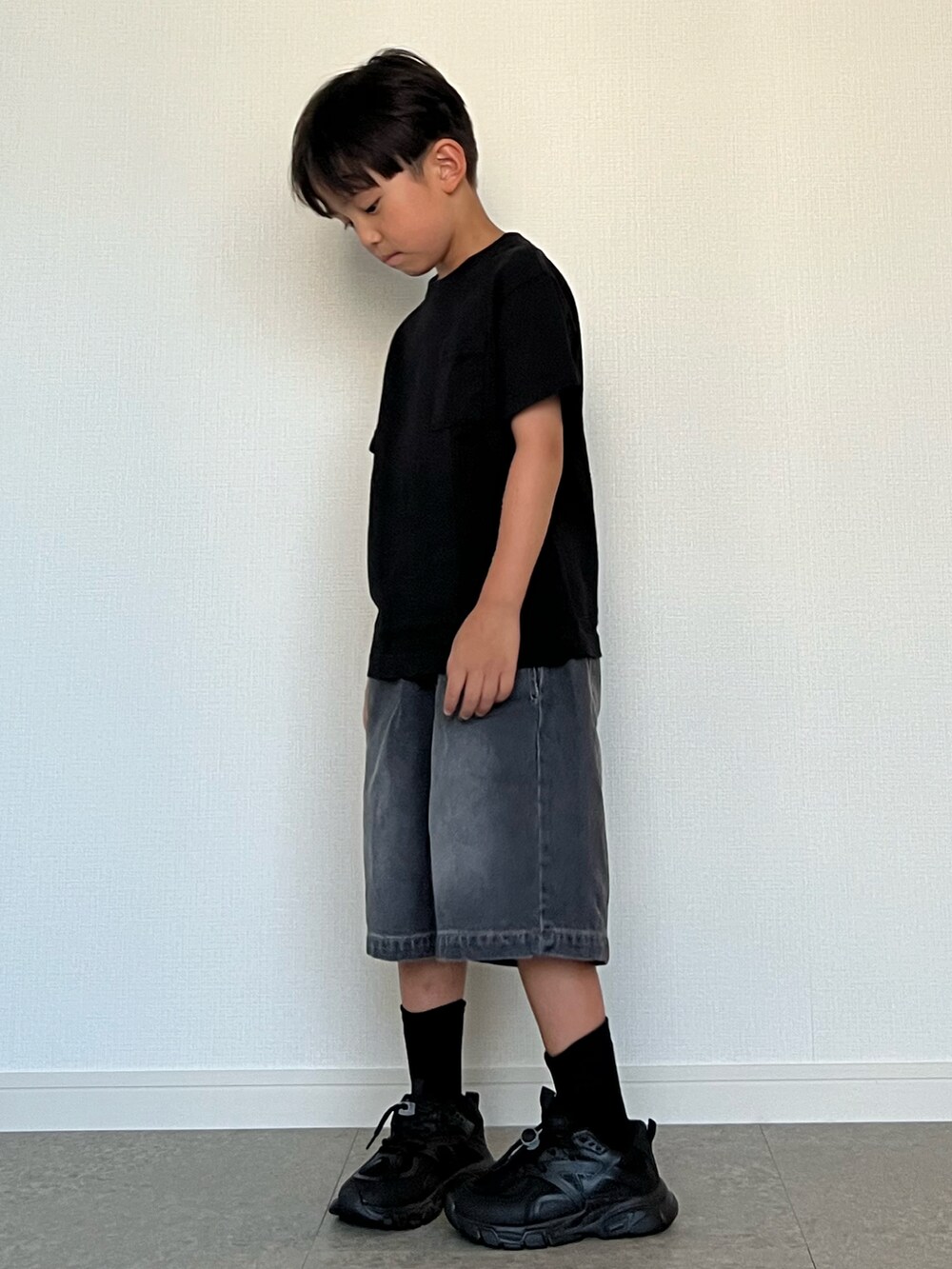 ブラック系のTシャツ/カットソー、グレー系のデニムパンツ、ブラック系のスニーカーを着用したキッズの夏コーディネートの3枚目の写真