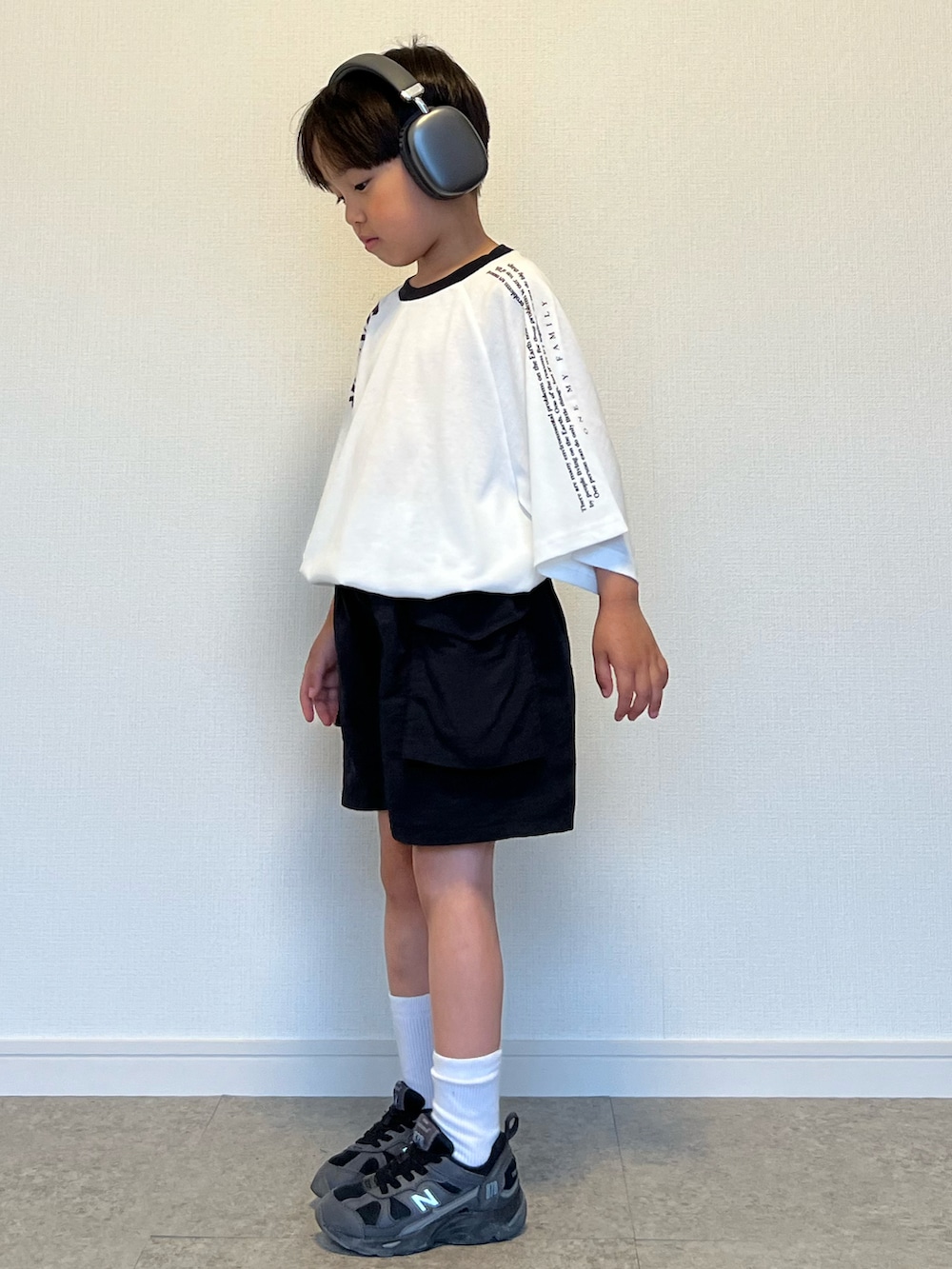 ホワイト系のTシャツ/カットソー、ブラック系のカーゴパンツ、ブラック系のスニーカーを着用したキッズの夏コーディネートの2枚目の写真