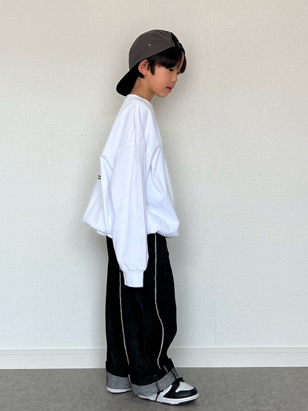 その他のトップス、ホワイト系のTシャツ/カットソー、ブラック系のデニムパンツを着用したキッズの春コーディネートの2枚目の写真