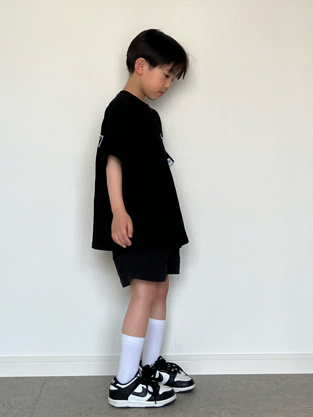 ブラック系のTシャツ/カットソー、ブラック系のその他パンツ、ホワイト系のスニーカーを着用したキッズの春コーディネートの3枚目の写真