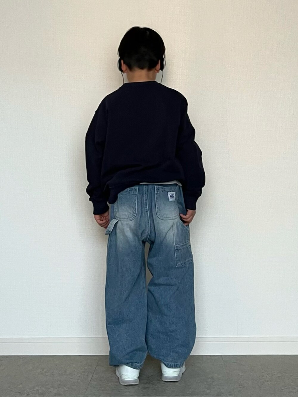 ブルー系のスウェット、ホワイト系のTシャツ/カットソー、ブルー系のデニムパンツを着用したキッズの春コーディネートの2枚目の写真