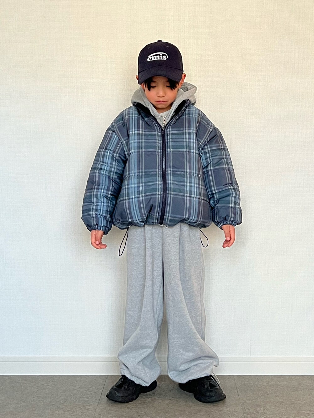 ブラック系のスニーカー、グレー系のスウェットパンツ、グレー系のパーカーを着用したキッズの冬コーディネートの2枚目の写真