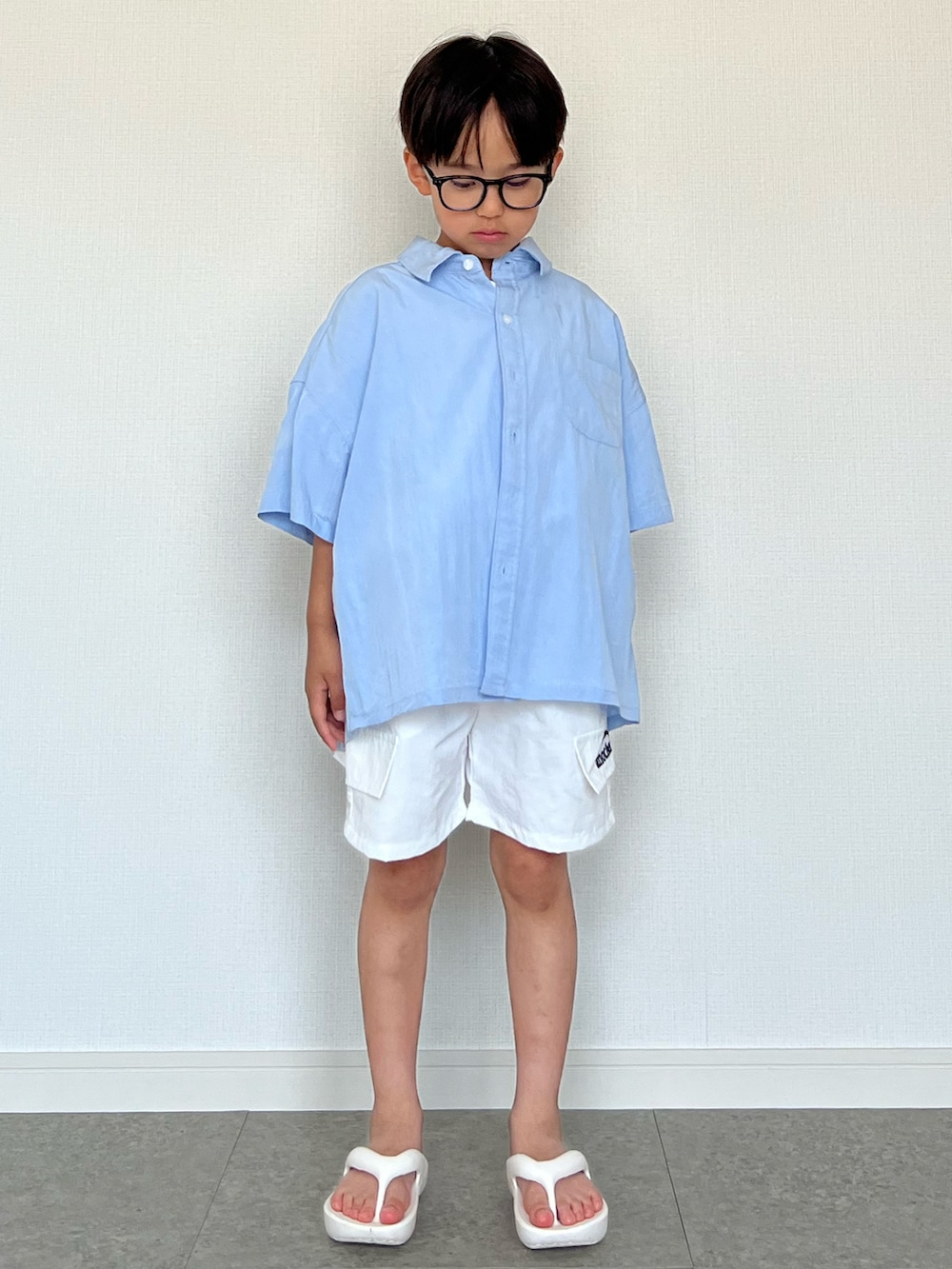 ブルー系のシャツ/ブラウス、ホワイト系のパンツ、ホワイト系のサンダルを着用したキッズの夏コーディネートの2枚目の写真