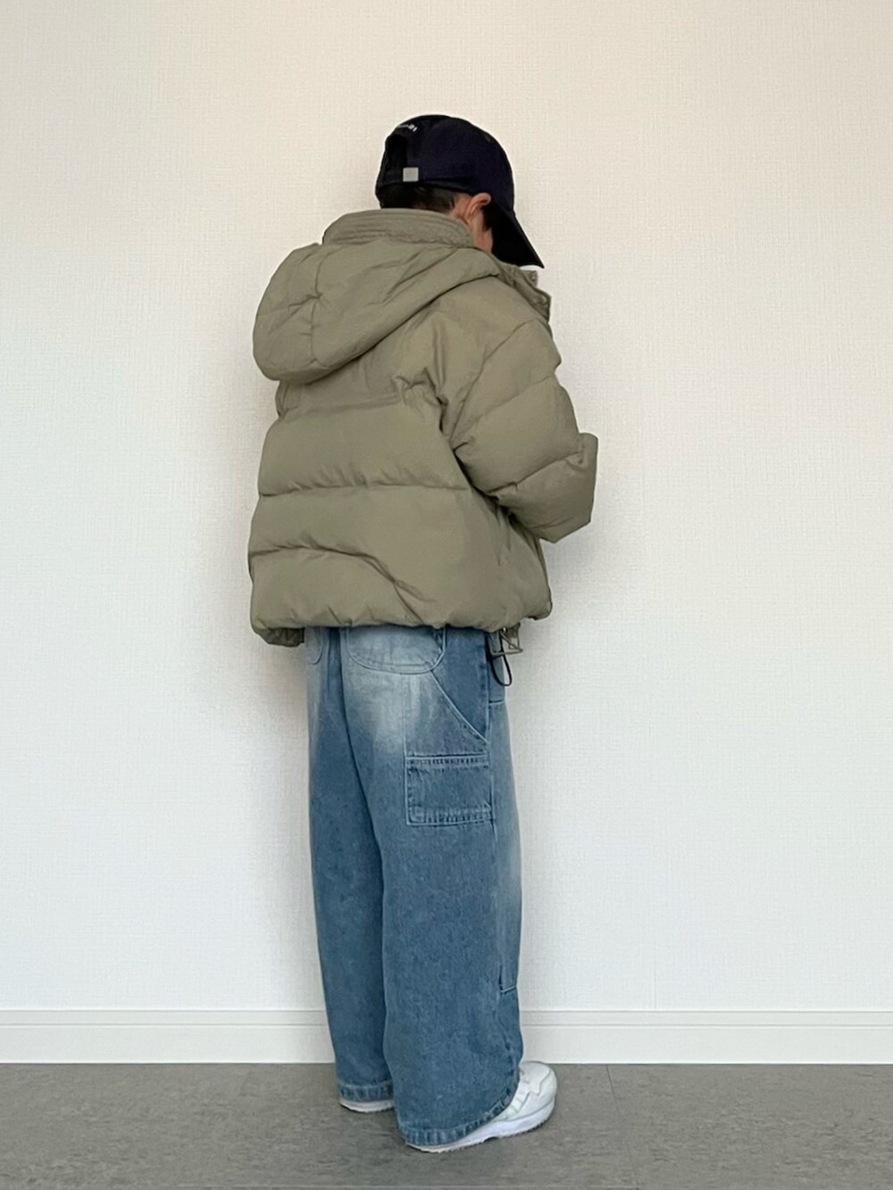 グリーン系のダウンジャケット/コート、ホワイト系のTシャツ/カットソー、ブルー系のデニムパンツを着用したキッズの春コーディネートの3枚目の写真