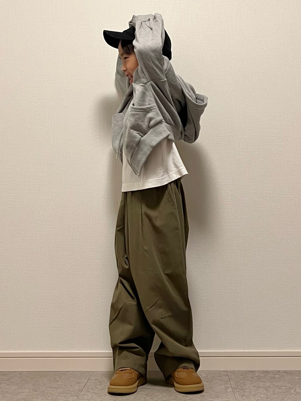 グレー系のパーカー、ホワイト系のTシャツ/カットソー、グリーン系のその他パンツを着用したキッズの秋コーディネートの3枚目の写真