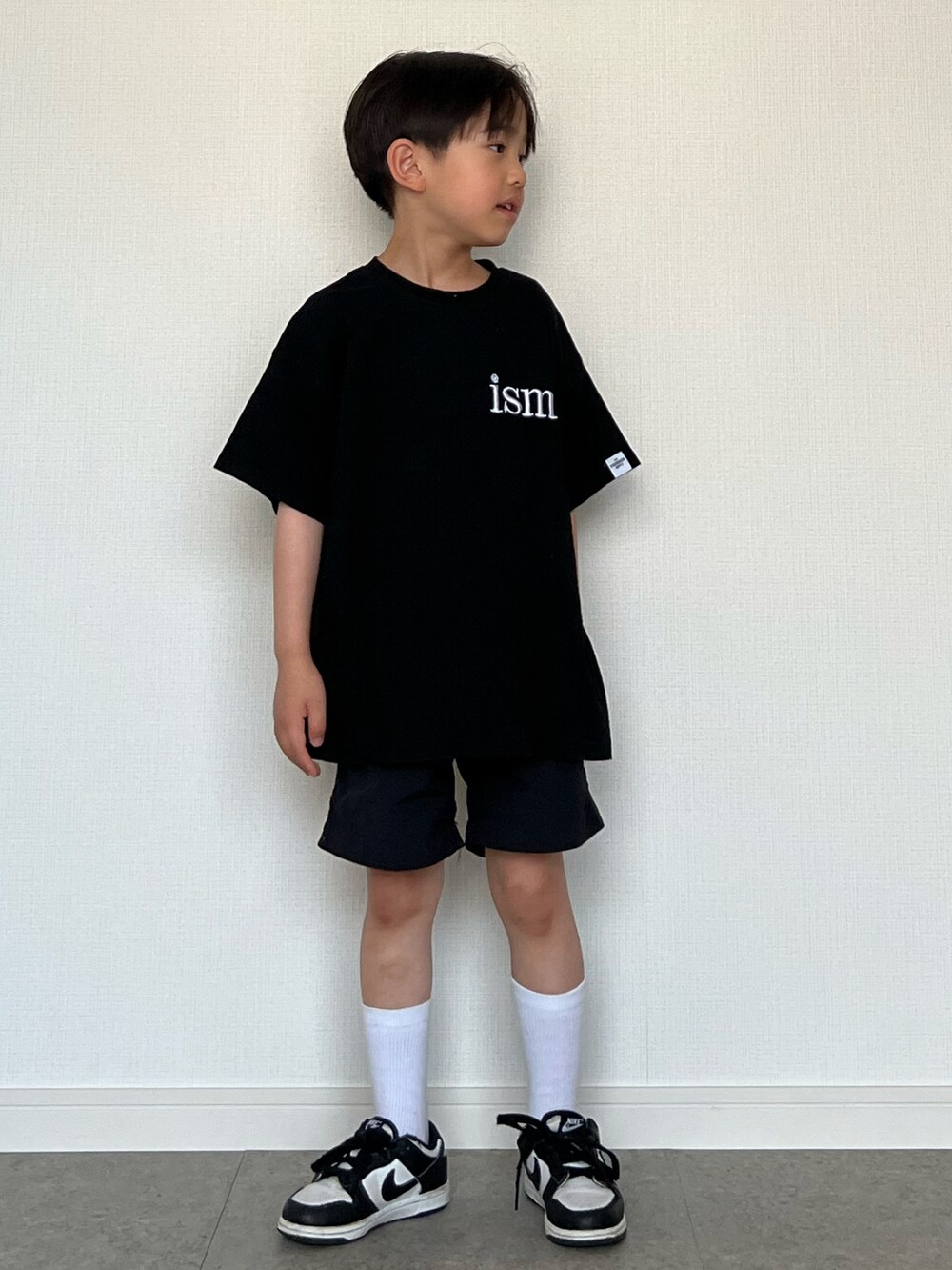 ブラック系のTシャツ/カットソー、ブラック系のその他パンツ、ホワイト系のスニーカーを着用したキッズの春コーディネートの4枚目の写真