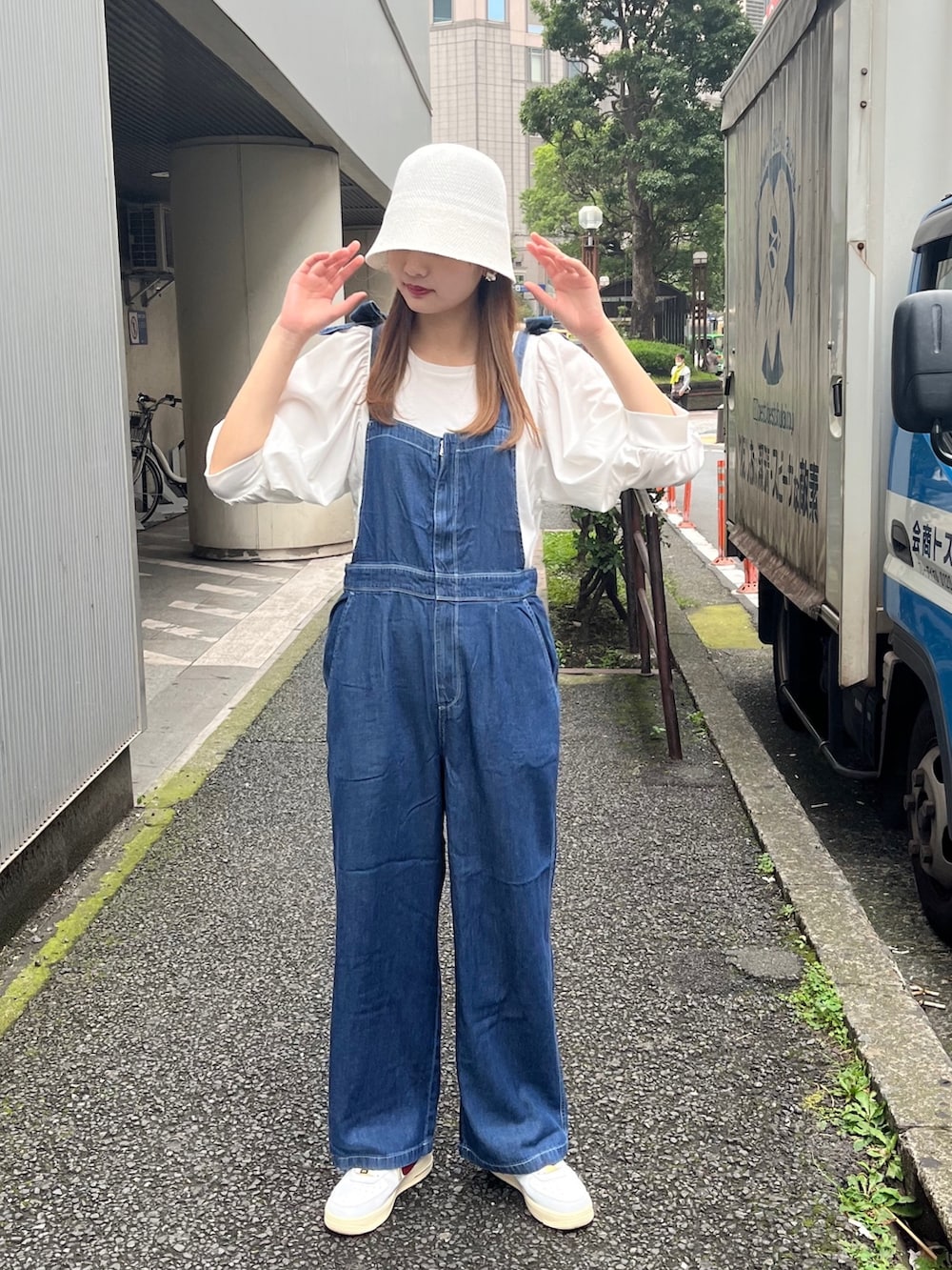 「このスタイルがお気に入り、お出かけコーデ、夏服コーデ、休日スタイル、ゆるコーデ、楽チンコーデ、シンプルコーデ、サロペット、Tシャツ、オーバーオール、ホワイト、白Tシャツ、袖ボリューム、カジュアルコーデ、お洒落さんとつながりたい」｜「fredy emueのシルケット袖ギャザーカットソーブラウス（Tシャツ/カットソー、ホワイト系）」を使った、さかまきはるまきさん（レディース・162cm）の夏コーディネートの2枚目の写真