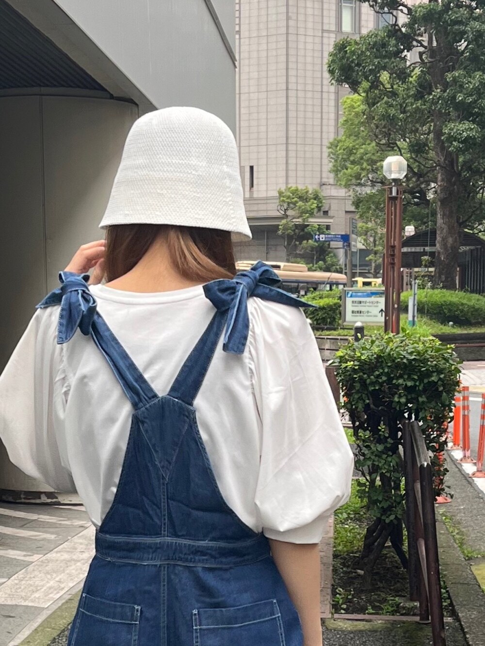 「このスタイルがお気に入り、お出かけコーデ、夏服コーデ、休日スタイル、ゆるコーデ、楽チンコーデ、シンプルコーデ、サロペット、Tシャツ、オーバーオール、ホワイト、白Tシャツ、袖ボリューム、カジュアルコーデ、お洒落さんとつながりたい」｜「fredy emueのシルケット袖ギャザーカットソーブラウス（Tシャツ/カットソー、ホワイト系）」を使った、さかまきはるまきさん（レディース・162cm）の夏コーディネートの3枚目の写真