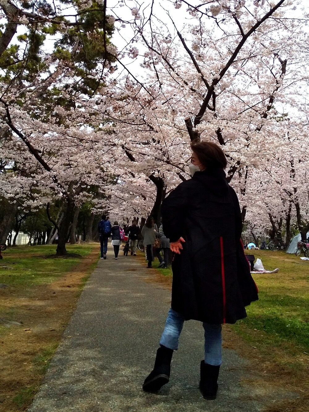 ブラック系のジャケット/アウターを着用したレディースの春コーディネートの3枚目の写真