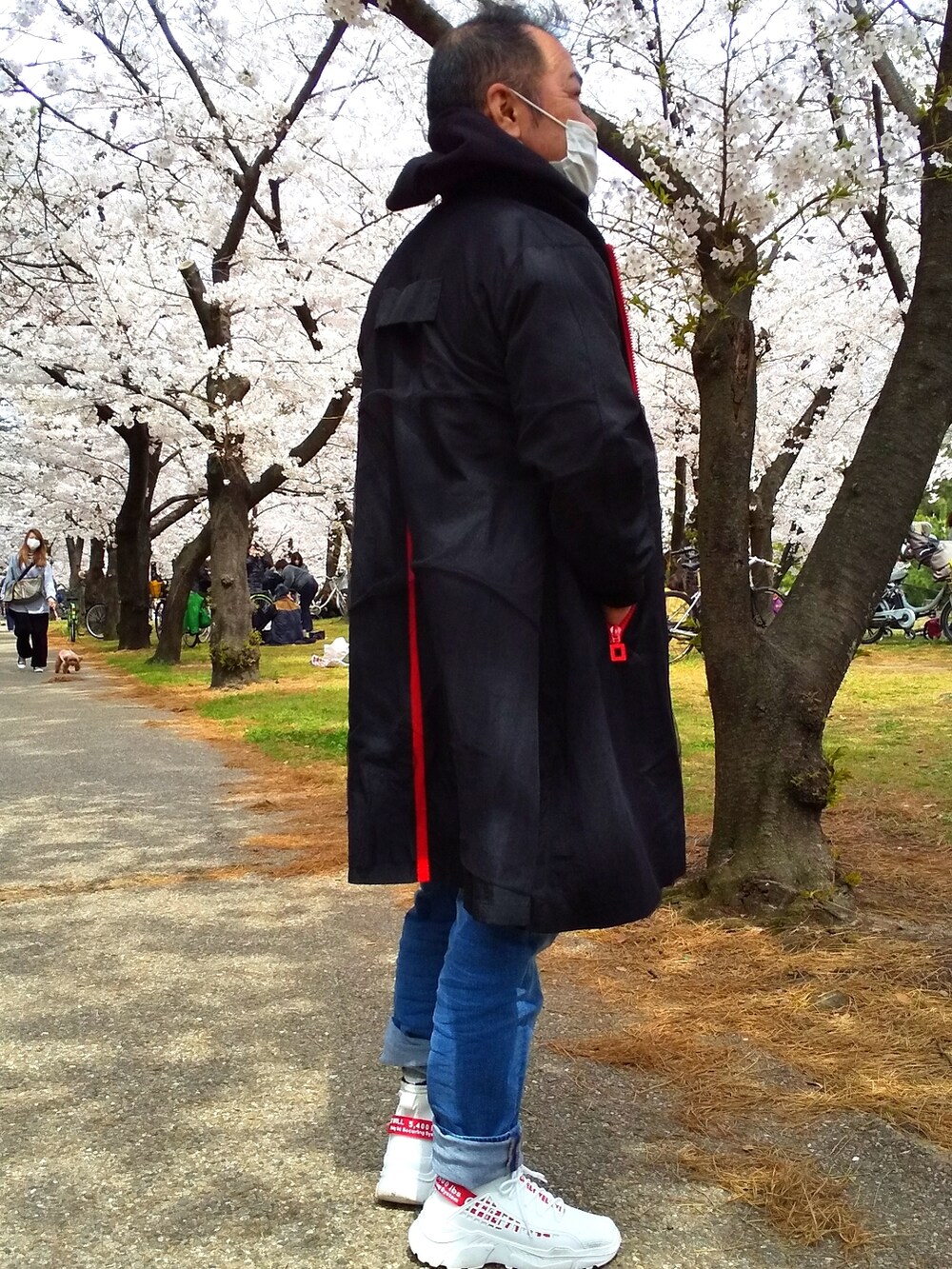 ブラック系のジャケット/アウターを着用したレディースの春コーディネートの4枚目の写真