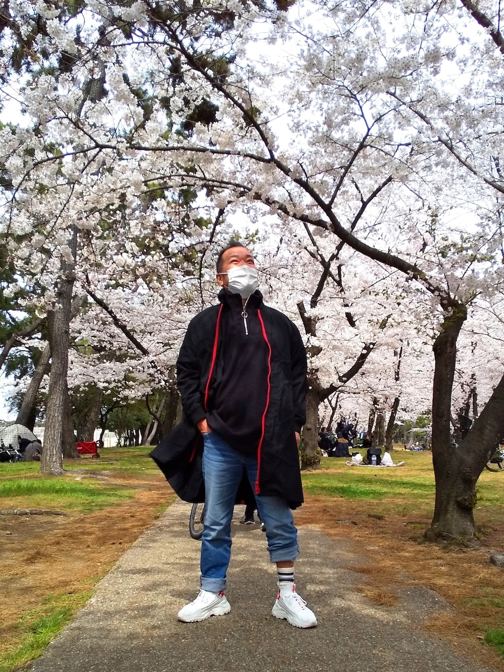 ブラック系のジャケット/アウターを着用したレディースの春コーディネートの2枚目の写真