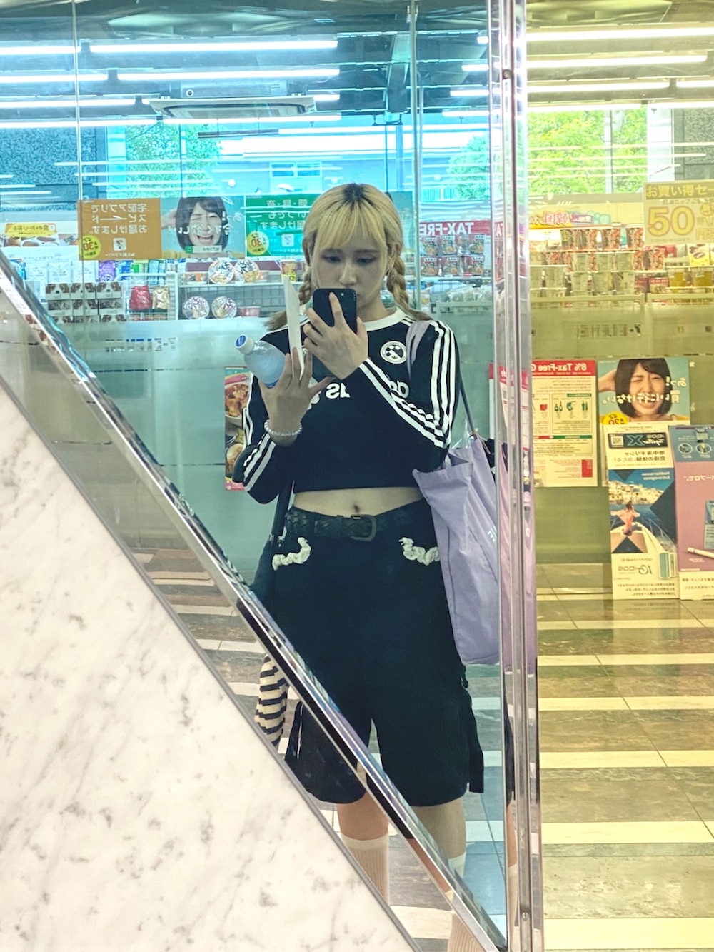 「ootd、26度、夏コーデ、初夏コーデ、デートコーデ、スポーツミックス、クロップドトップス、ハーフパンツ、着たいものを着る、三つ編み、おしゃれさんと繋がりたい、いいね、save、フォローお願いします🤑、WEAR始めました!、お出かけコーデ」|「adidasの長袖 クロップTシャツ / アディダスオリジナルス adidas Originals(Tシャツ/カットソー、ブラック系)」を使った、マミムメモモカさん(レディース・160cm)の夏コーディネートの2枚目の写真