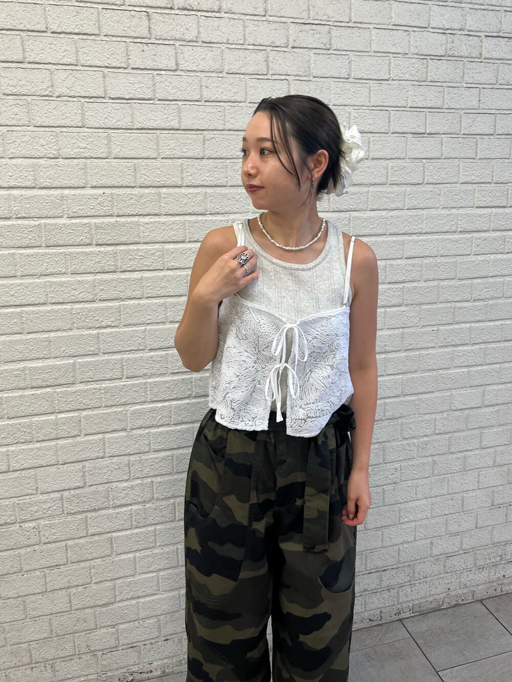 ホワイト系のキャミソール、グレー系のタンクトップ、その他のその他パンツを着用したレディースの夏コーディネートの4枚目の写真