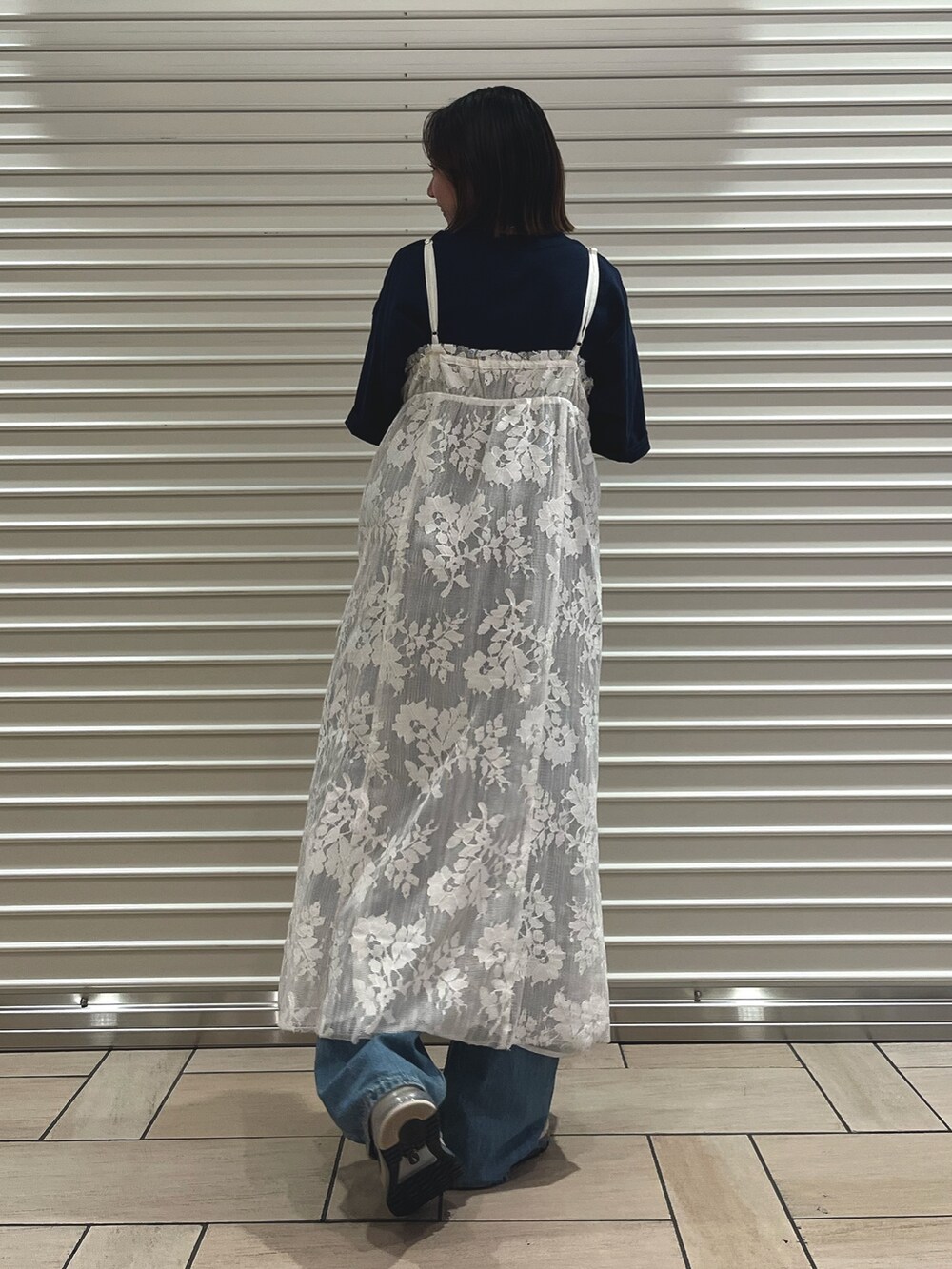 ブルー系のTシャツ/カットソー、ホワイト系のワンピース、ブルー系のデニムパンツを着用したレディースの夏コーディネートの2枚目の写真