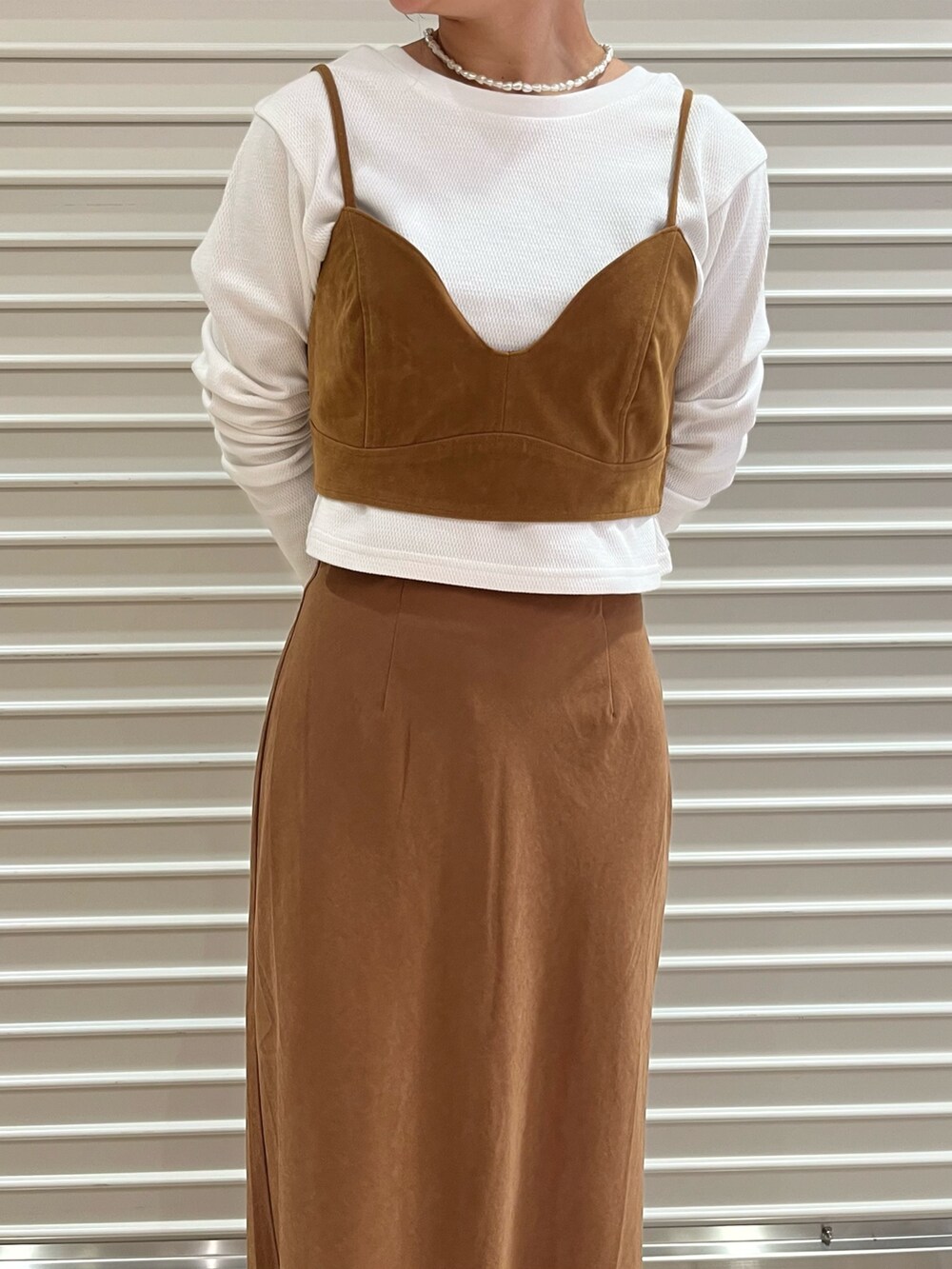 ブラウン系のキャミソール、ブラウン系のスカート、ホワイト系のTシャツ/カットソーを着用したレディースの秋コーディネートの5枚目の写真