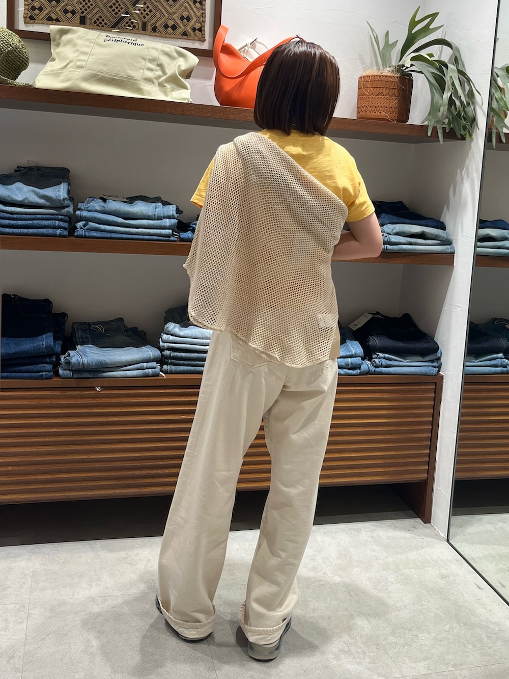 ホワイト系のデニムパンツ、イエロー系のTシャツ/カットソー、ホワイト系のTシャツ/カットソーを着用したレディースの春コーディネートの3枚目の写真