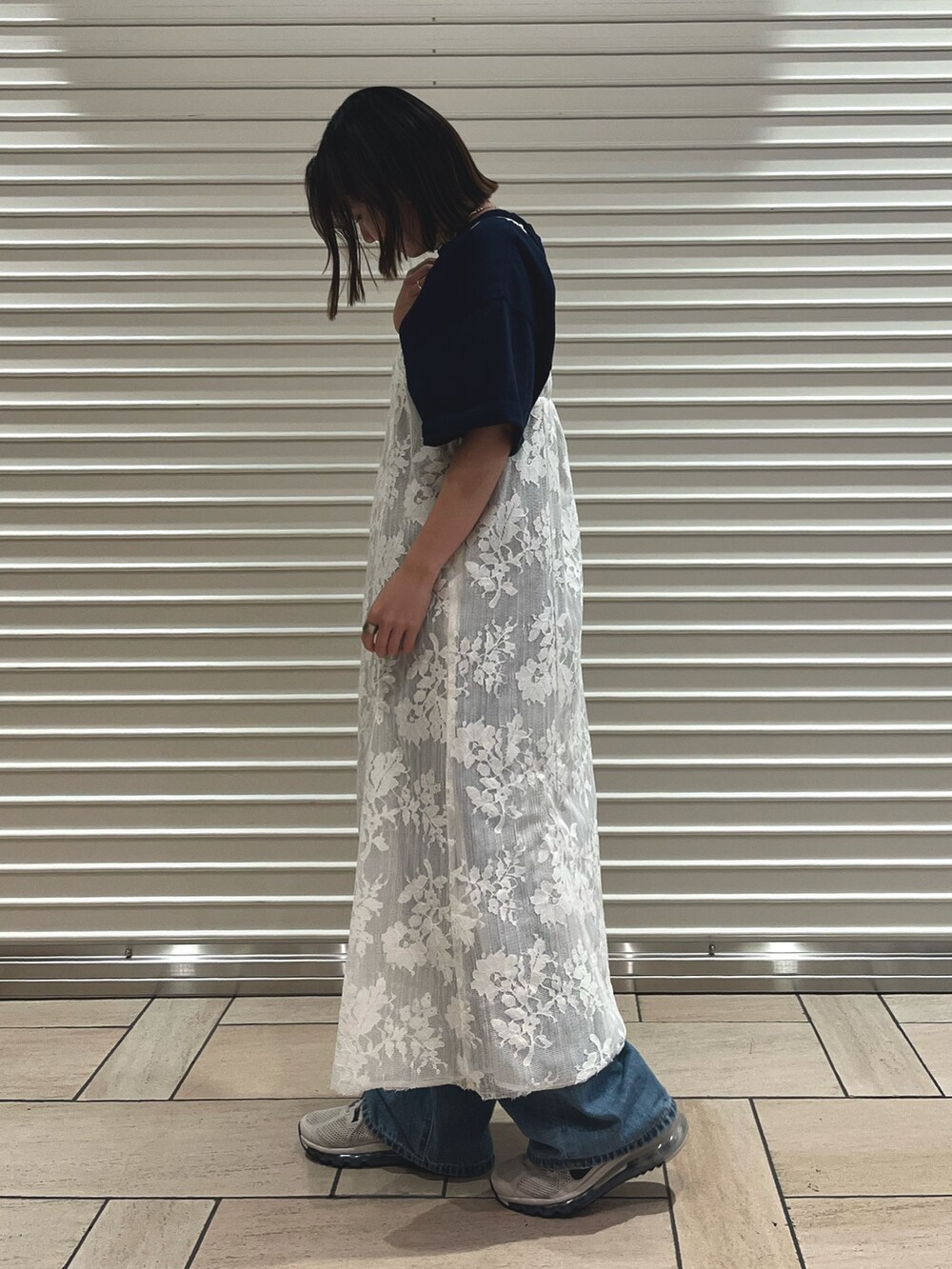 ブルー系のTシャツ/カットソー、ホワイト系のワンピース、ブルー系のデニムパンツを着用したレディースの夏コーディネートの3枚目の写真