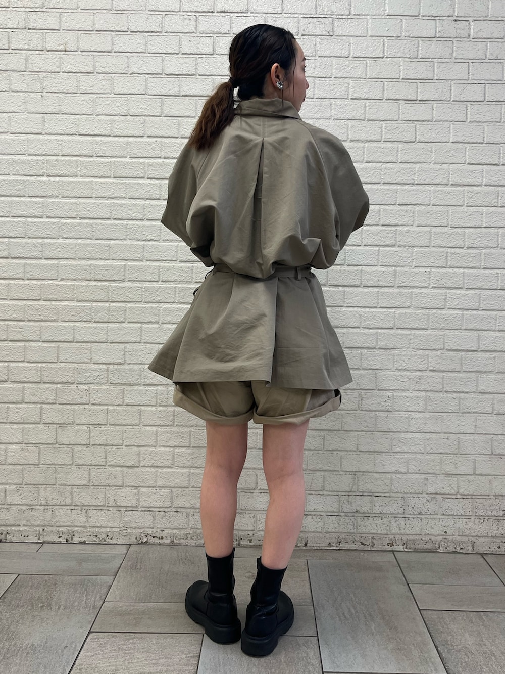 ベージュ系のその他パンツ、グリーン系のトレンチコートを着用したレディースの春コーディネートの3枚目の写真