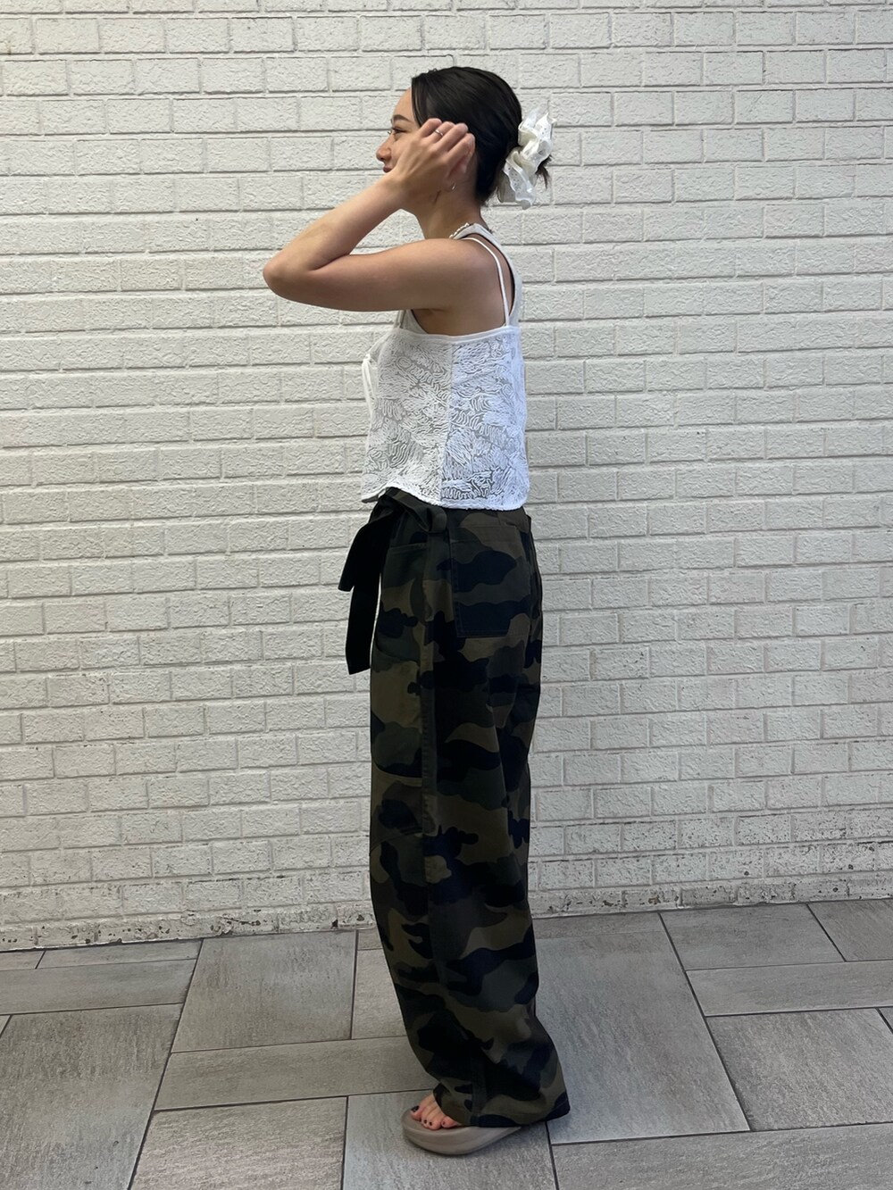 ホワイト系のキャミソール、グレー系のタンクトップ、その他のその他パンツを着用したレディースの夏コーディネートの2枚目の写真