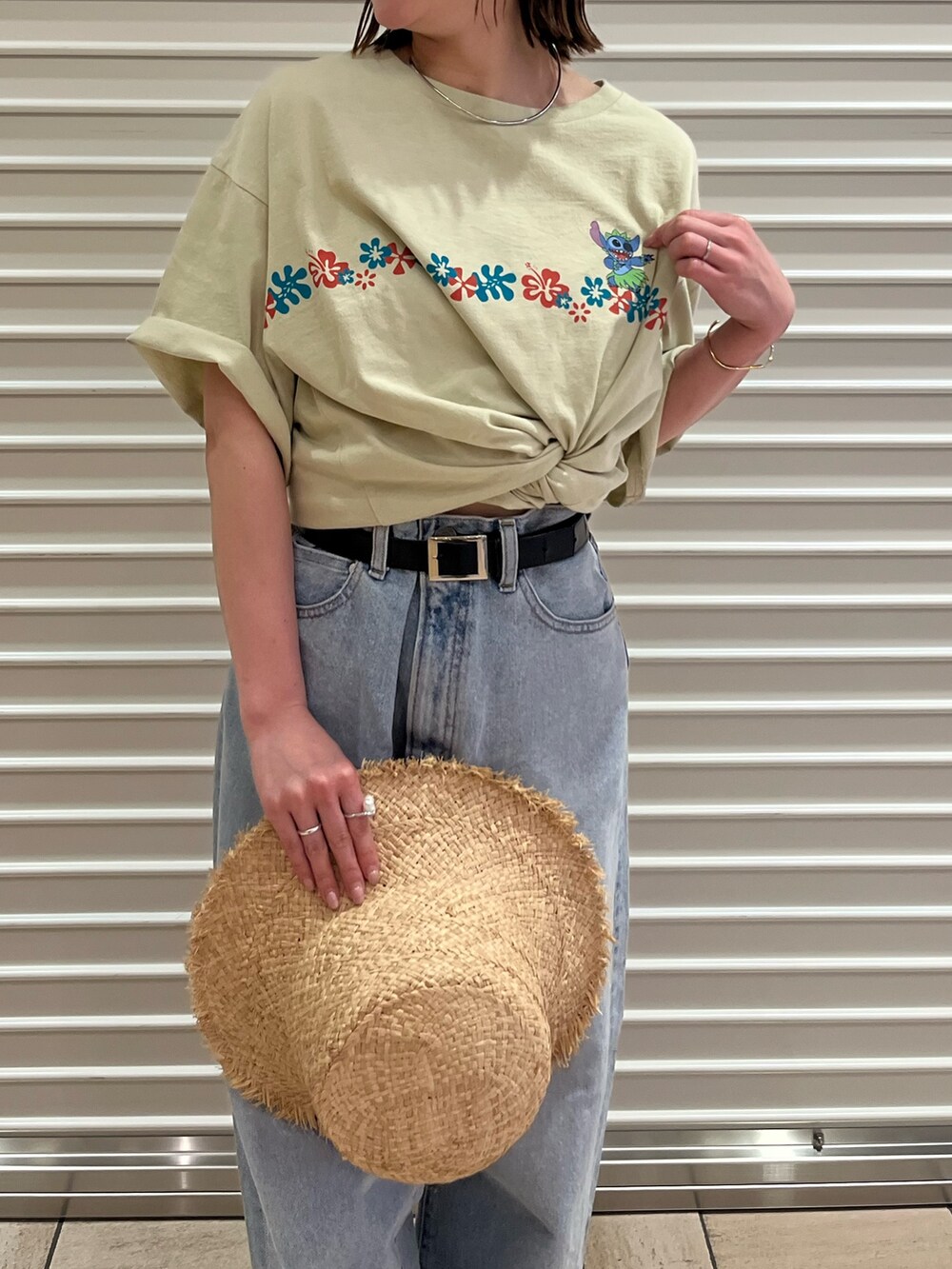 ブルー系のデニムパンツ、ベージュ系のTシャツ/カットソー、ベージュ系のハットを着用したレディースの夏コーディネートの5枚目の写真