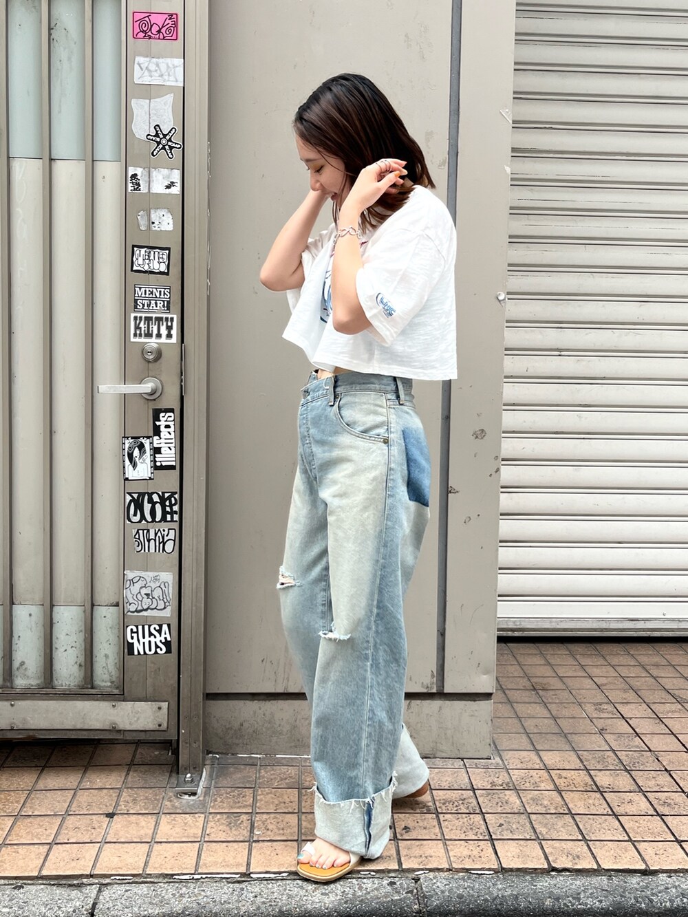 ブルー系のデニムパンツ、ホワイト系のTシャツ/カットソーを着用したレディースの夏コーディネートの3枚目の写真