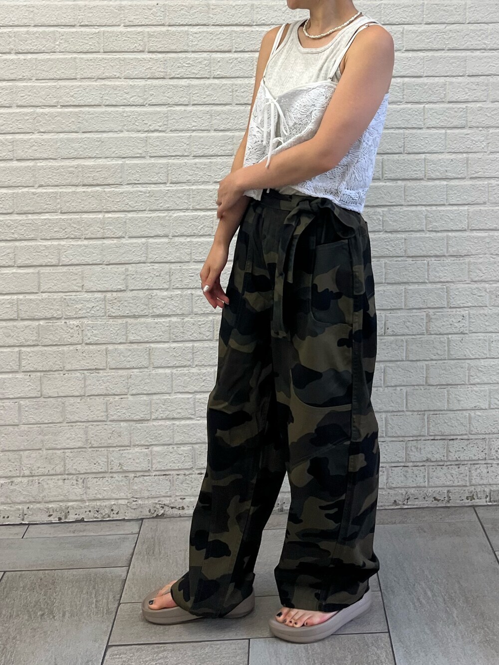 ホワイト系のキャミソール、グレー系のタンクトップ、その他のその他パンツを着用したレディースの夏コーディネートの5枚目の写真