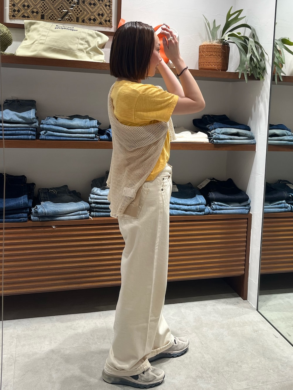 ホワイト系のデニムパンツ、イエロー系のTシャツ/カットソー、ホワイト系のTシャツ/カットソーを着用したレディースの春コーディネートの2枚目の写真