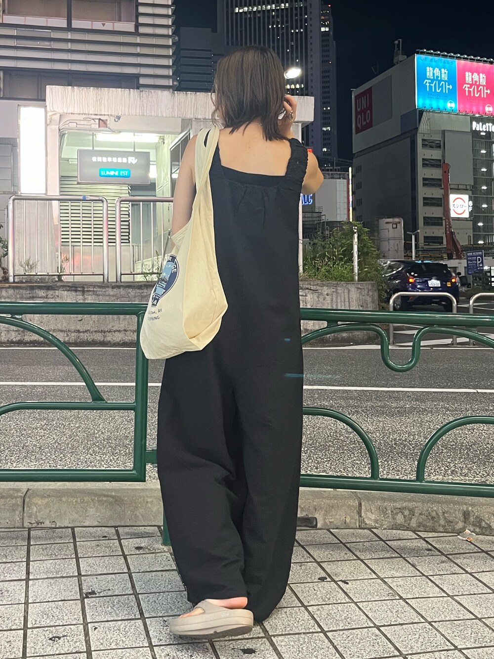 ブラック系のつなぎ/オールインワン、ホワイト系のトートバッグ、シルバー系のネックレスを着用したレディースの夏コーディネートの4枚目の写真