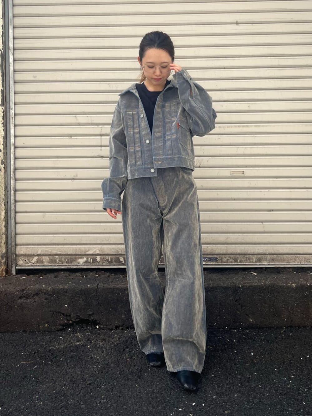 ベージュ系のデニムパンツ、ベージュ系のデニムジャケットを着用したレディースの秋コーディネートの4枚目の写真