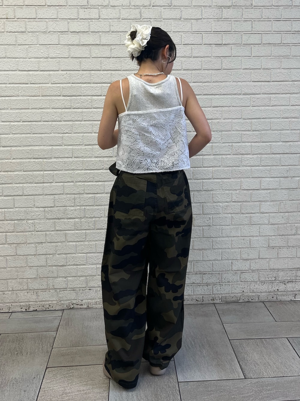 ホワイト系のキャミソール、グレー系のタンクトップ、その他のその他パンツを着用したレディースの夏コーディネートの3枚目の写真