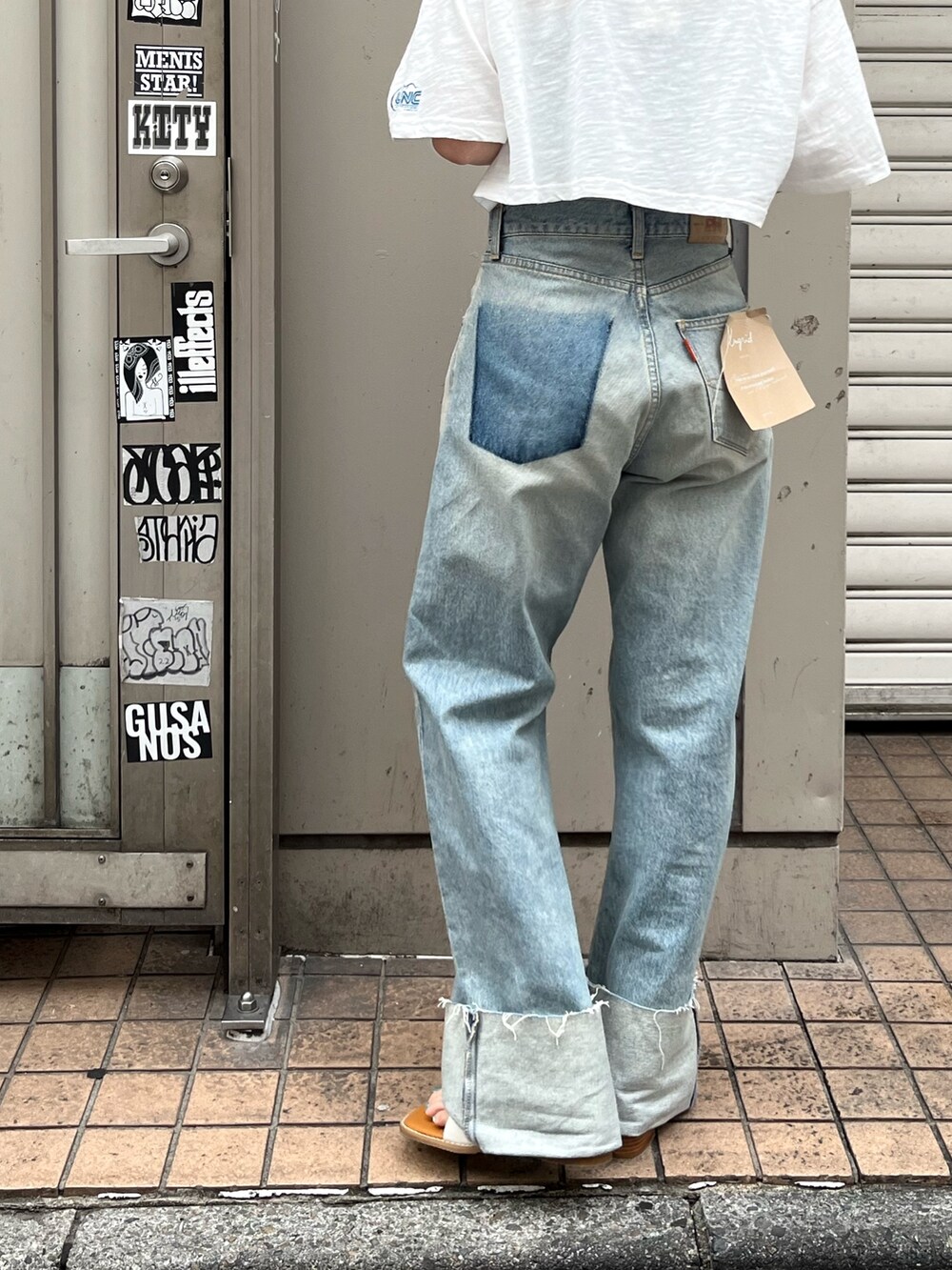 ブルー系のデニムパンツ、ホワイト系のTシャツ/カットソーを着用したレディースの夏コーディネートの4枚目の写真