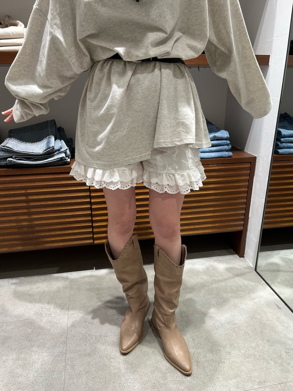 ホワイト系のその他パンツ、ベージュ系のブーツ、グレー系のTシャツ/カットソーを着用したレディースの春コーディネートの4枚目の写真