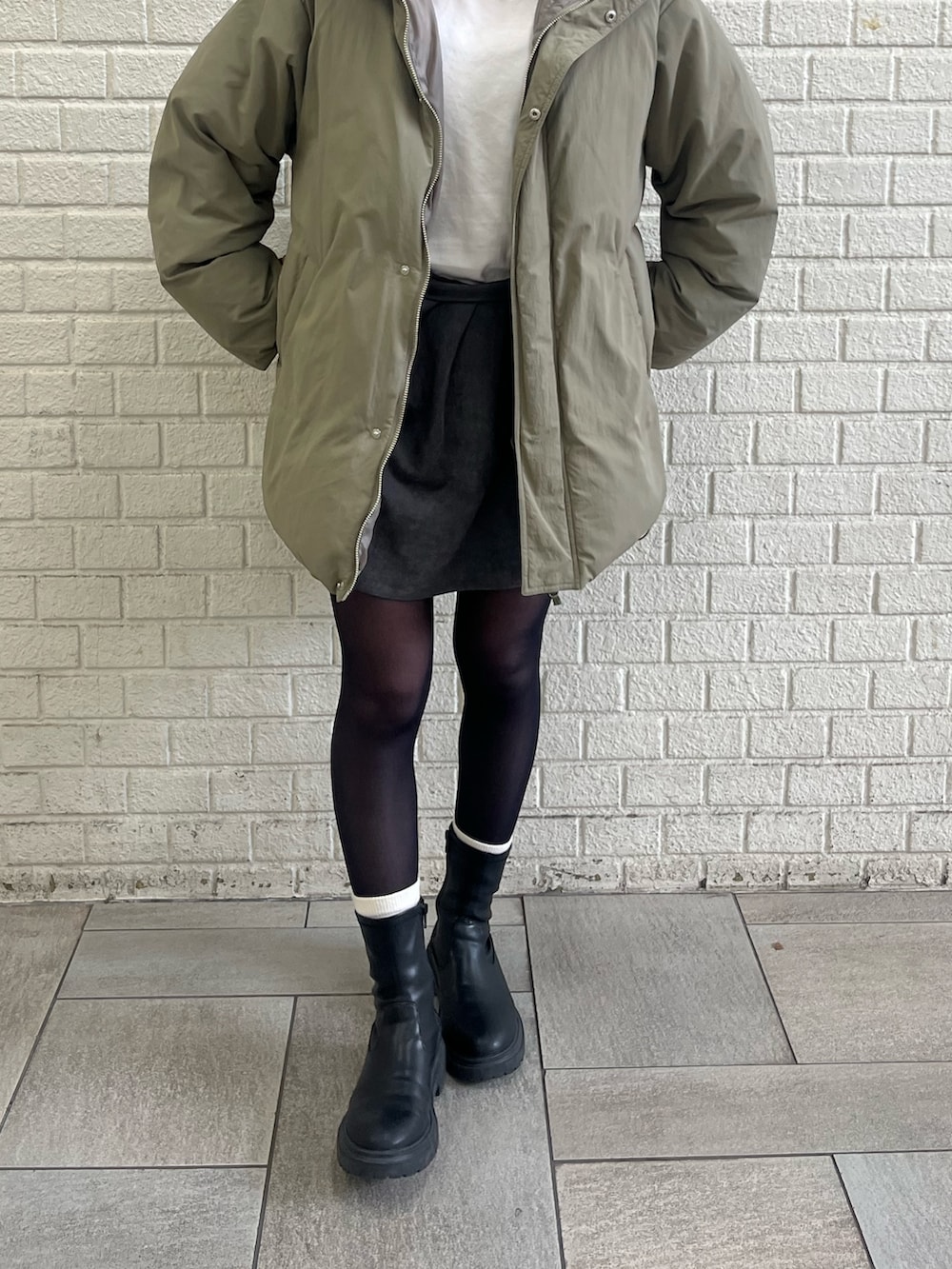 ベージュ系のダウンジャケット/コート、グレー系のスカートを着用したレディースの冬コーディネートの5枚目の写真