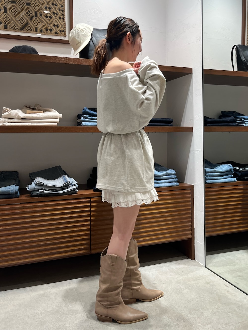 ホワイト系のその他パンツ、ベージュ系のブーツ、グレー系のTシャツ/カットソーを着用したレディースの春コーディネートの2枚目の写真