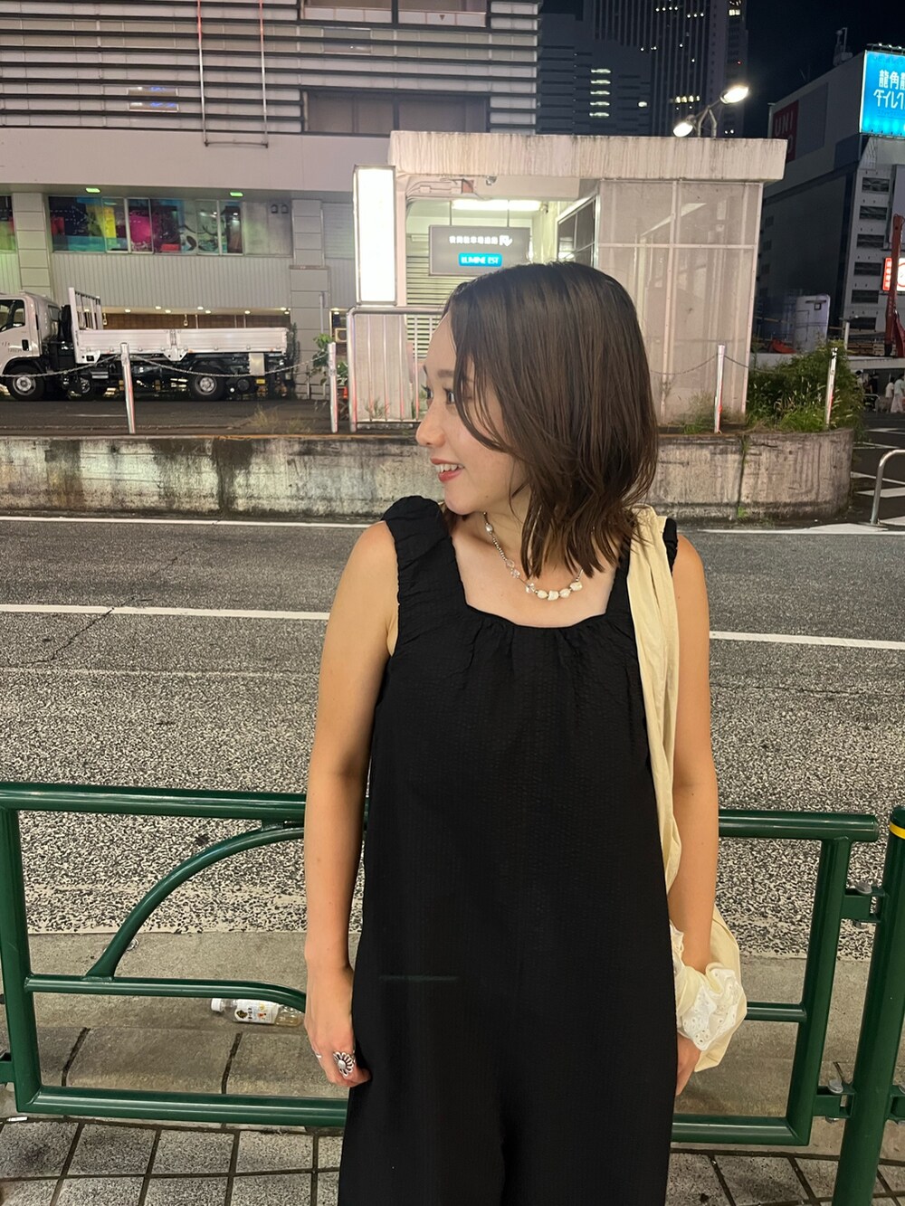 ブラック系のつなぎ/オールインワン、ホワイト系のトートバッグ、シルバー系のネックレスを着用したレディースの夏コーディネートの5枚目の写真