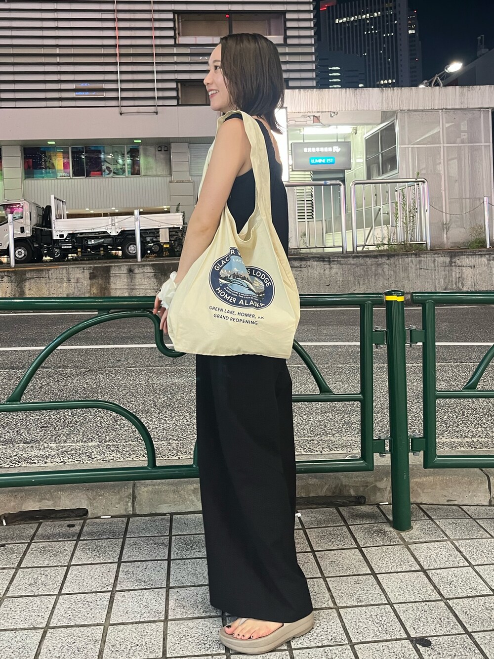 ブラック系のつなぎ/オールインワン、ホワイト系のトートバッグ、シルバー系のネックレスを着用したレディースの夏コーディネートの3枚目の写真