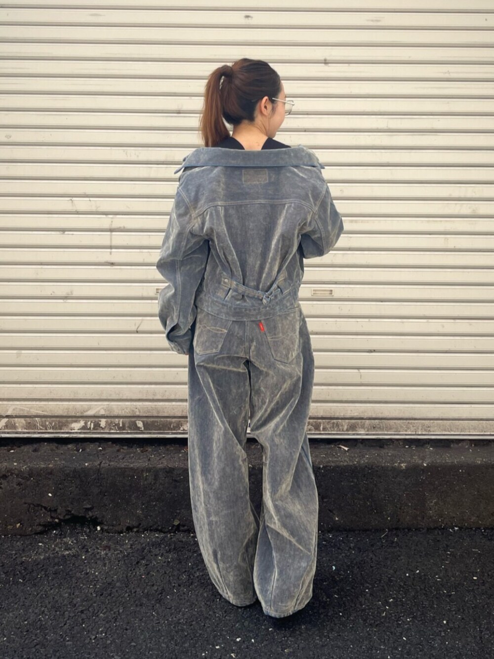 ベージュ系のデニムパンツ、ベージュ系のデニムジャケットを着用したレディースの秋コーディネートの3枚目の写真