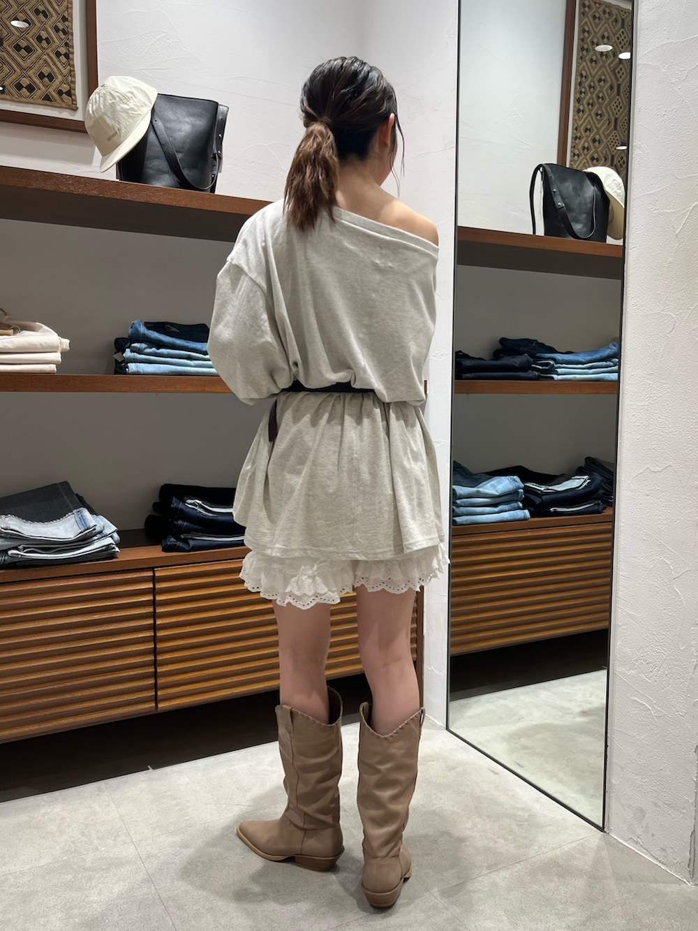 ホワイト系のその他パンツ、ベージュ系のブーツ、グレー系のTシャツ/カットソーを着用したレディースの春コーディネートの3枚目の写真