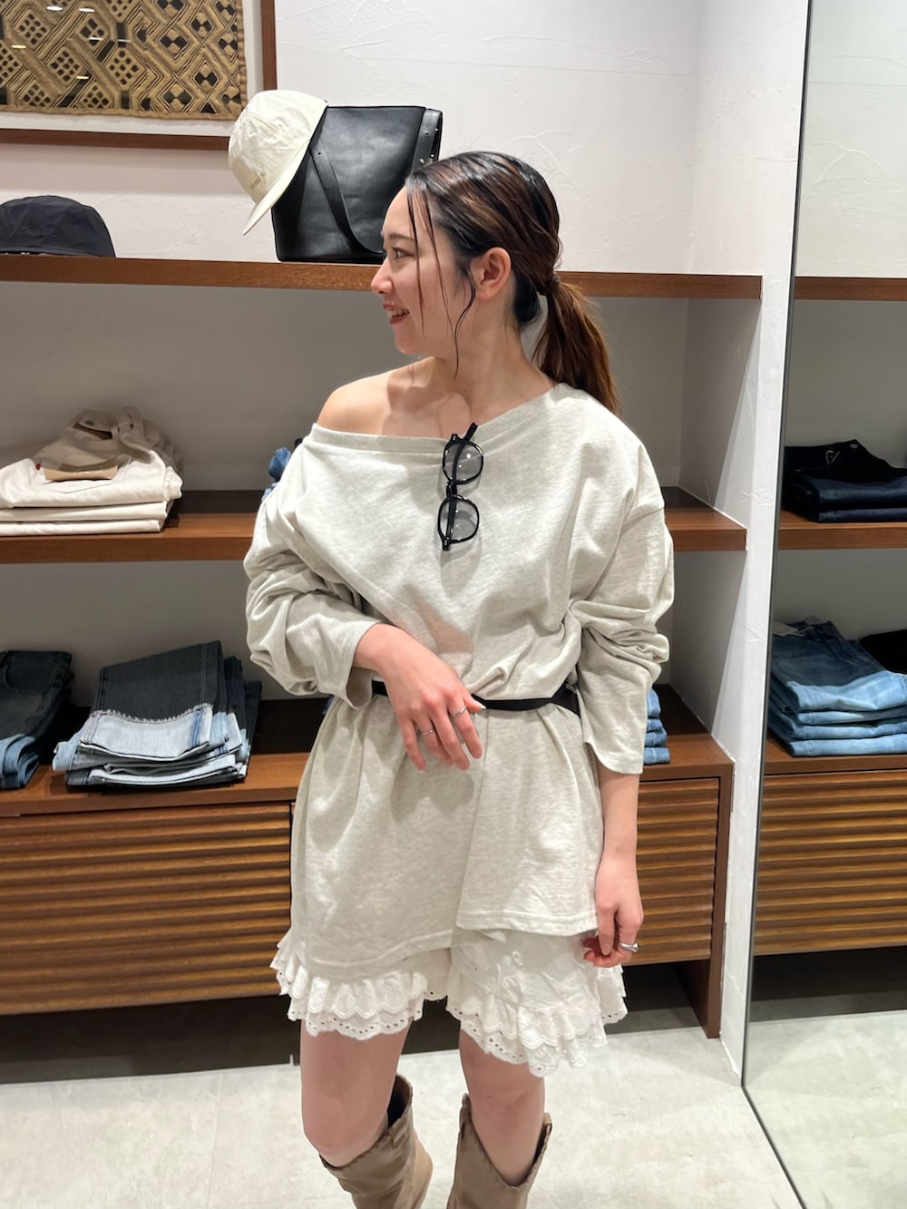 ホワイト系のその他パンツ、ベージュ系のブーツ、グレー系のTシャツ/カットソーを着用したレディースの春コーディネートの5枚目の写真